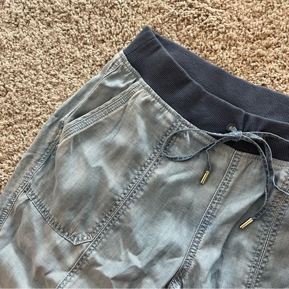 White House Black Market Mid-Rise Silky Soft Denim Tapered Ankle Jeans - Picture 4 of 7